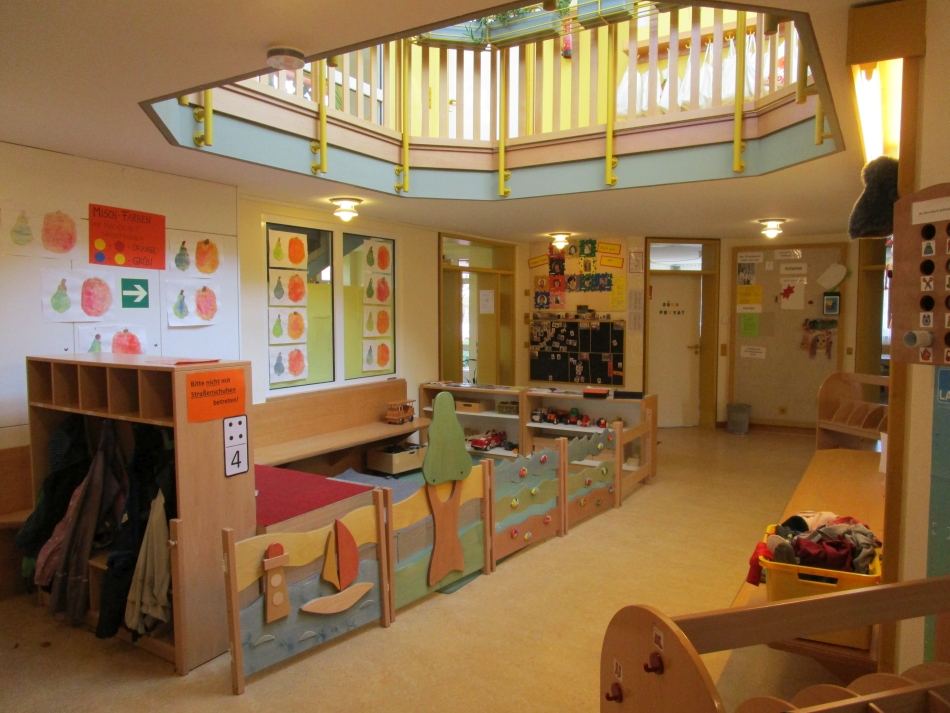 Heller Eingangsbereich mit Garderoben