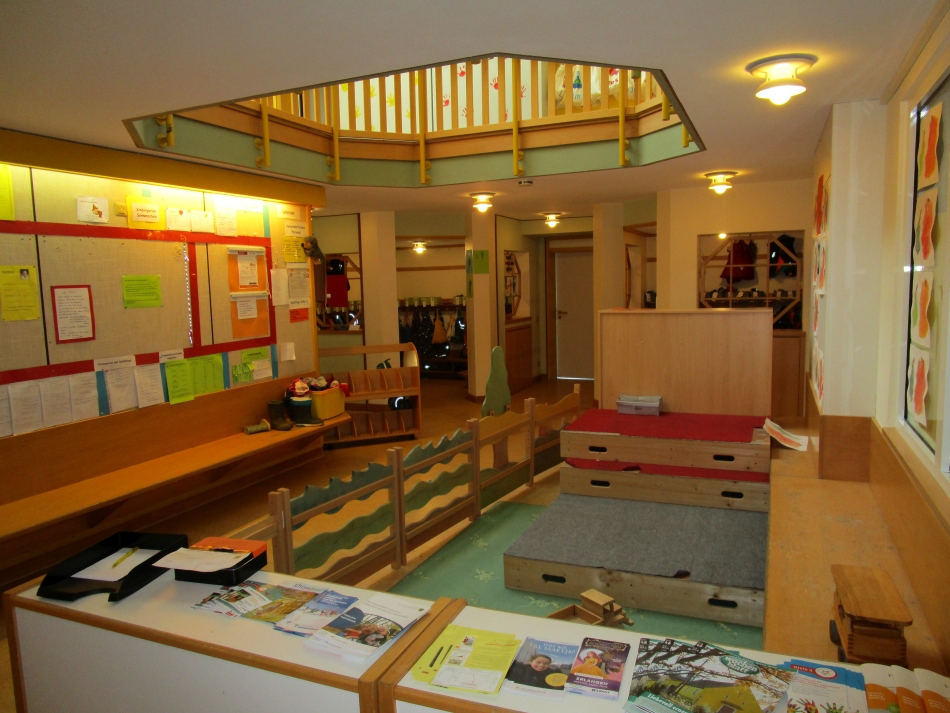 Einladender Gruppenraum mit verschiedenen Spielecken