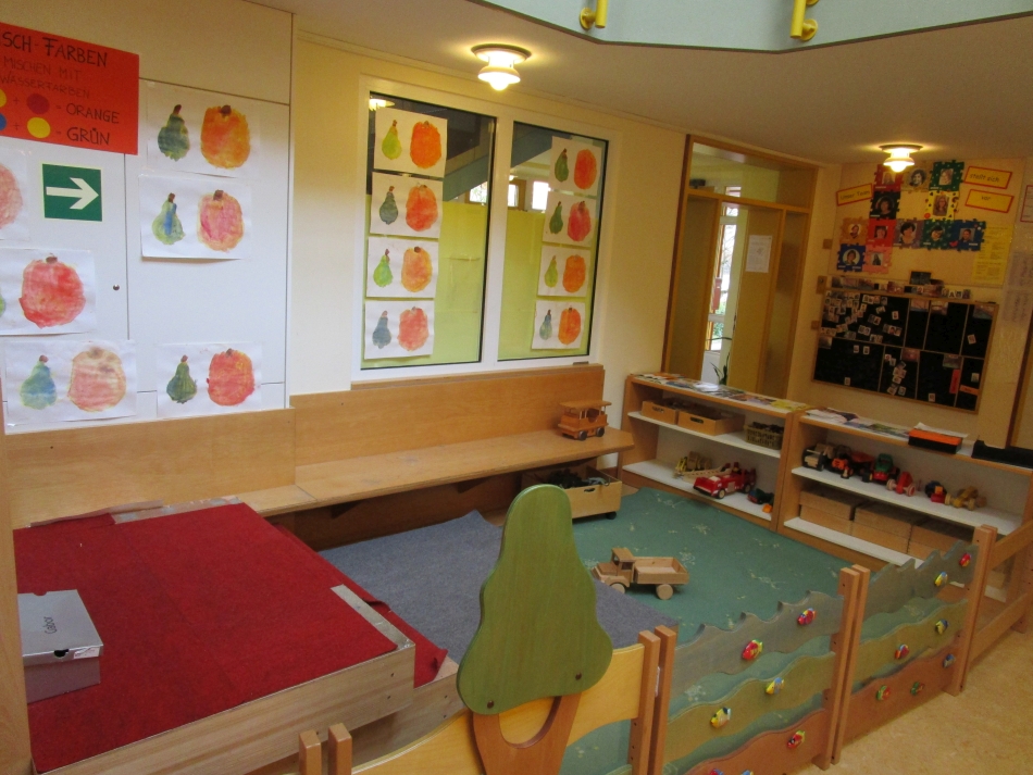 Turnhalle mit verschiedenen Bewegungsgeräten