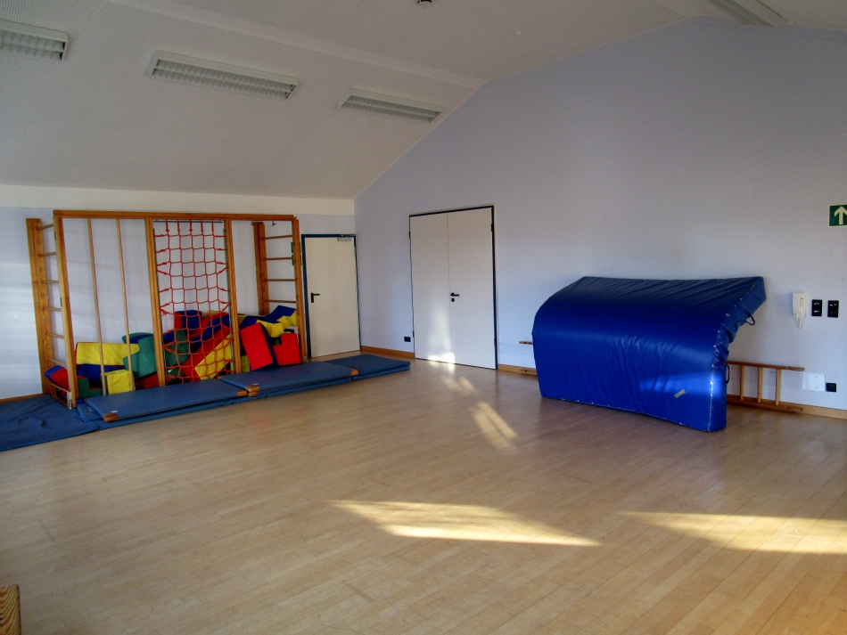 Großer Garten mit Spielgeräten